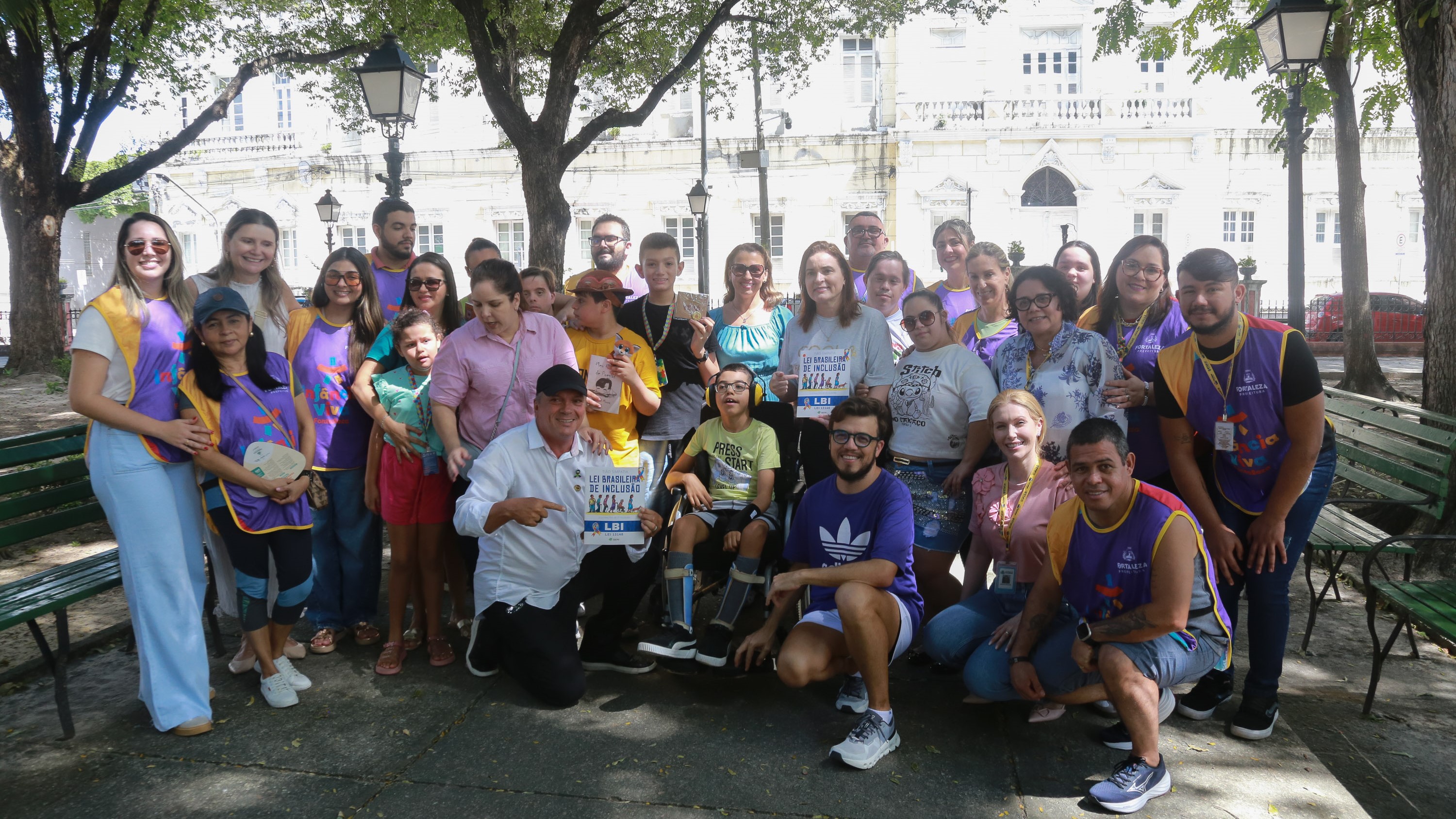 grupo de pessoas posa para a foto